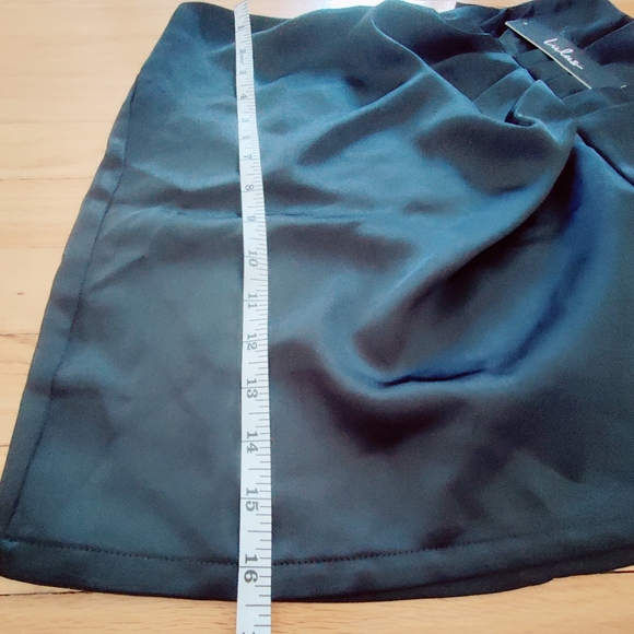 NWT Lulu's Black Satin Mini Skirt - Picture 4 of 6